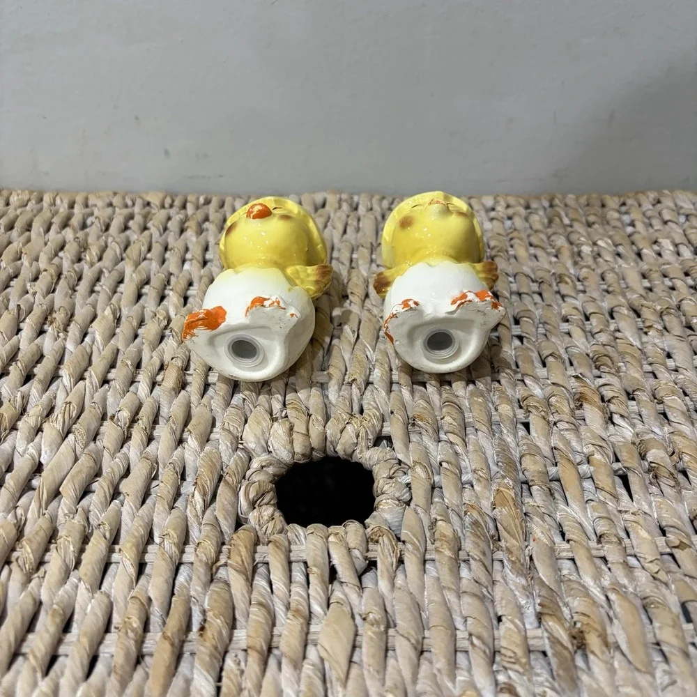 VTG Retro Japan Ceramic‎ Baby Chickens Emerging From Eggs Salt & Pepper Shakers